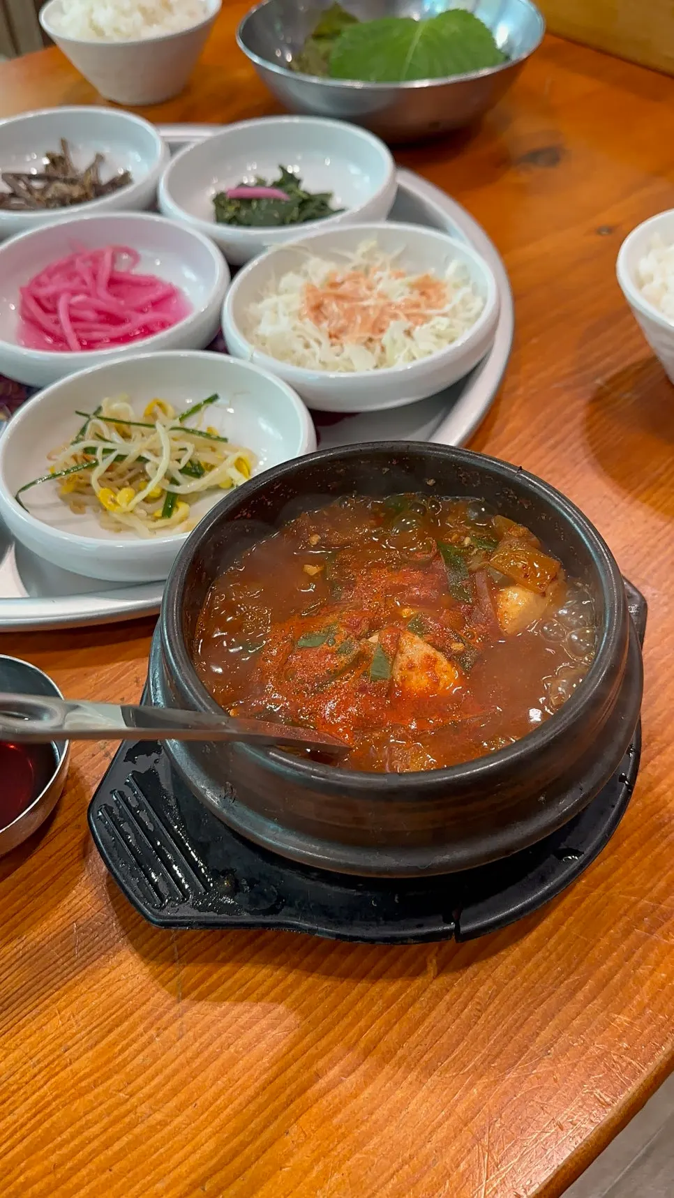 불향집 불고기와 반찬이 함께 놓인 상차림