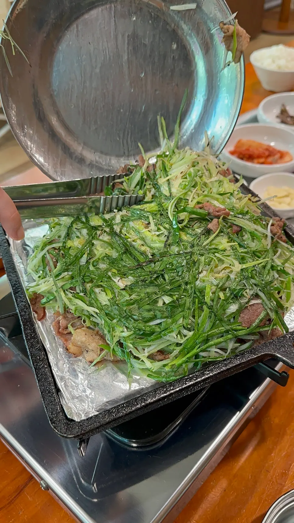 파채와 부추가 수북이 올라간 연탄 파전불고기
