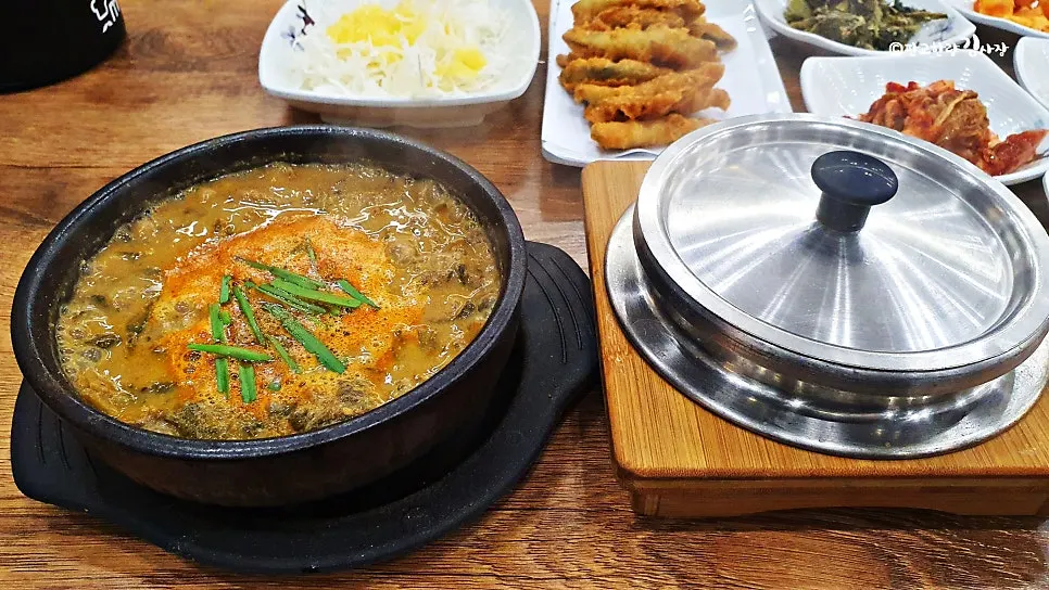 Pot rice and neatly arranged side dishes