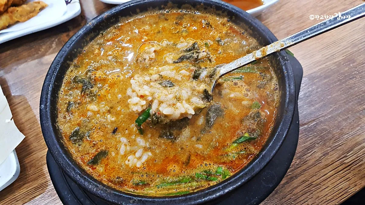 A bowl of finely blended basic chueotang