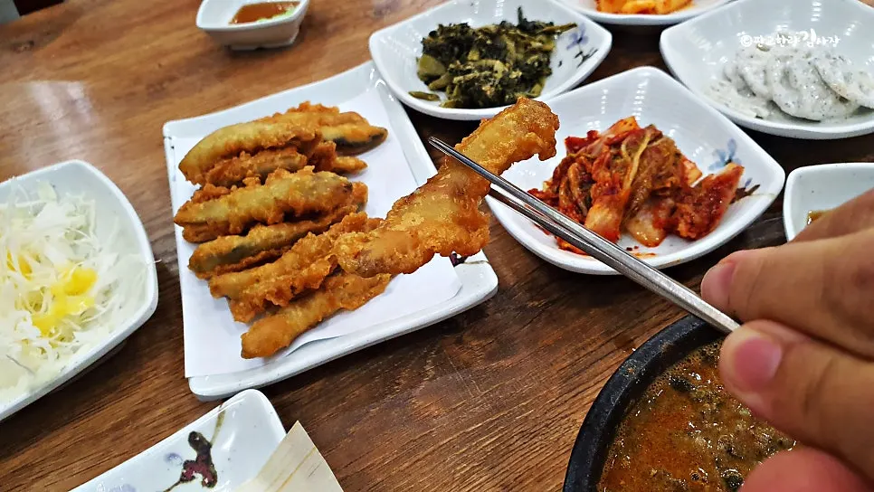 Fried loach dipped in soy sauce sauce