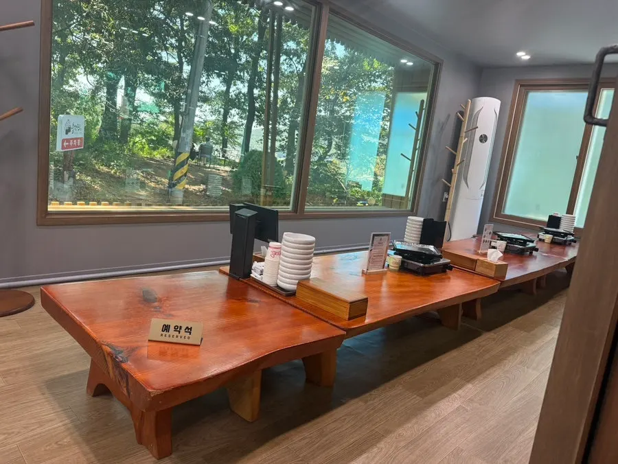 창가에 붙은 불향집 안쪽 좌식 자리