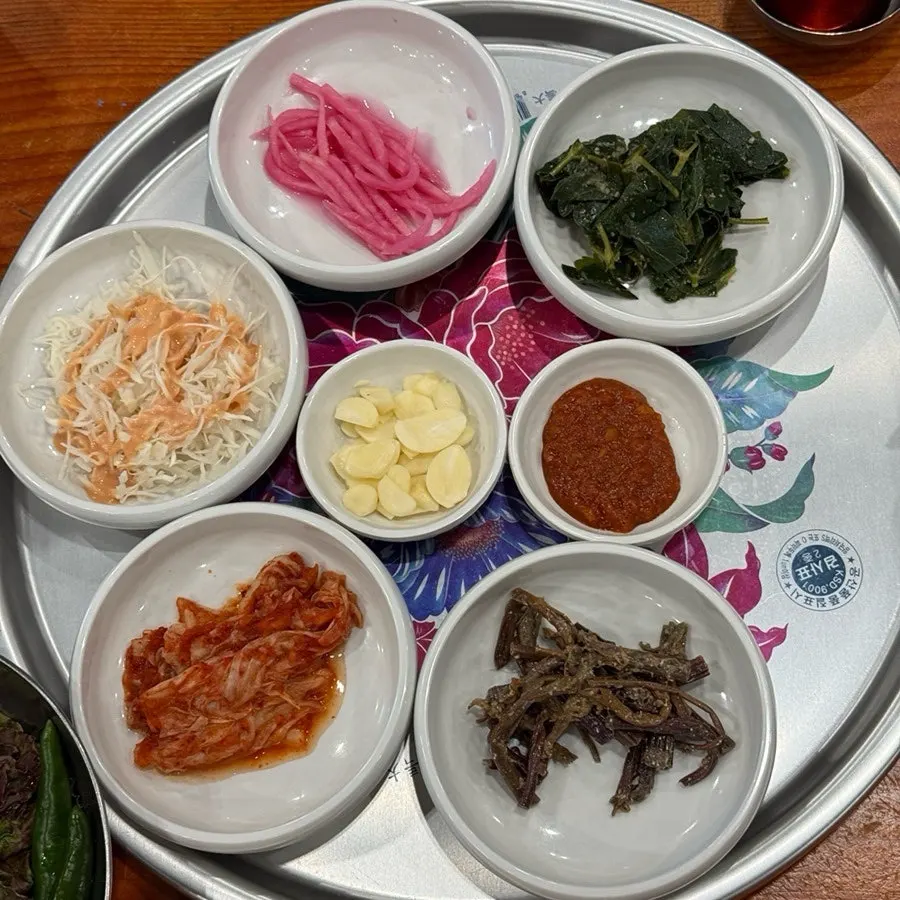 쟁반째 나온 불향집 기본 반찬 한상