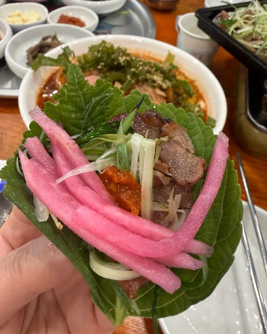 깻잎에 불고기와 파를 올린 쌈