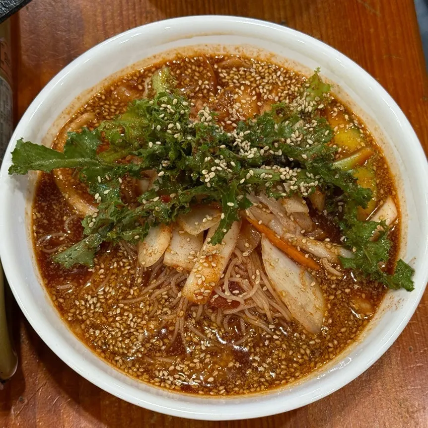 큰 대접에 담겨 나온 비빔국수