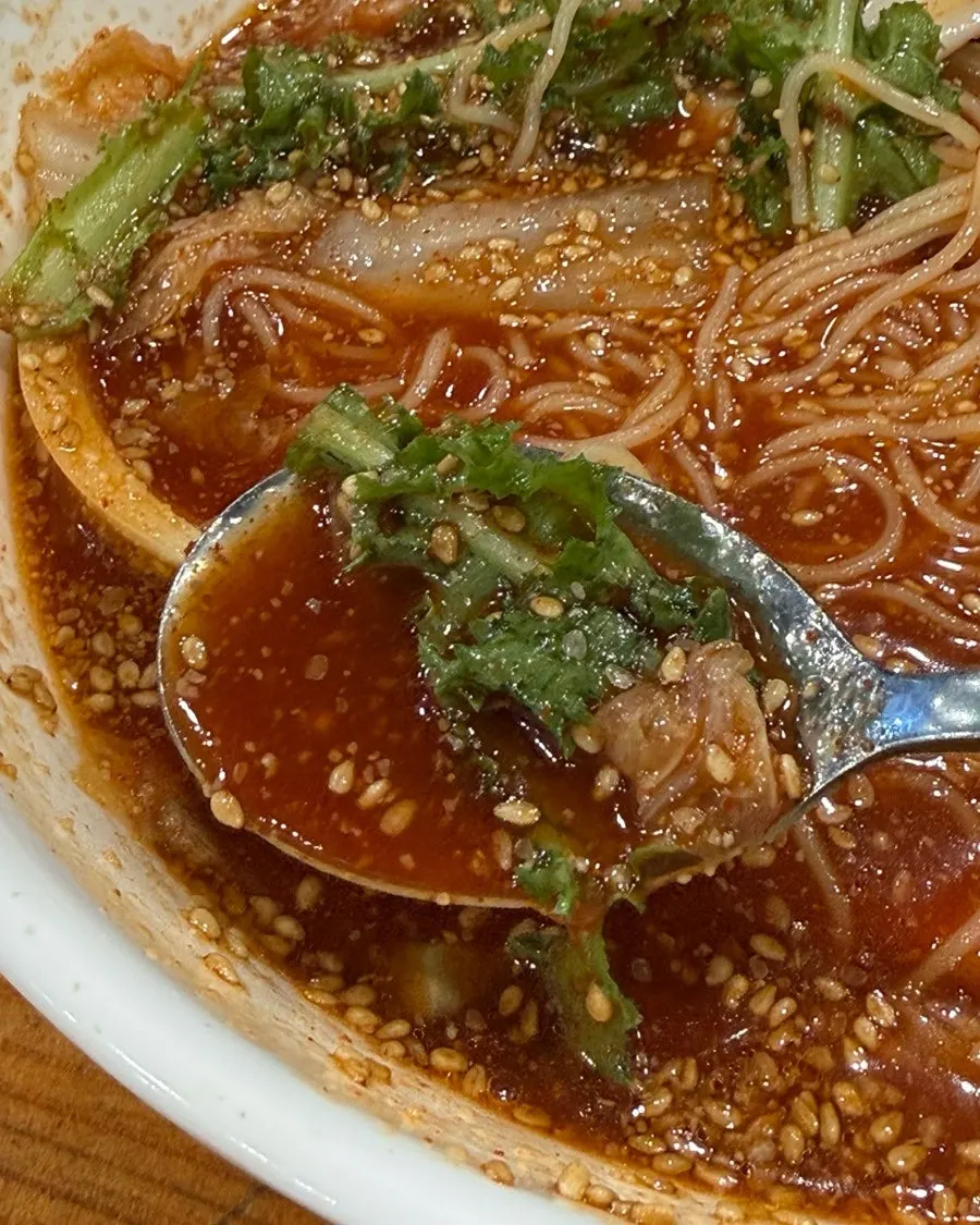 치커리 올린 비빔국수 한 젓가락