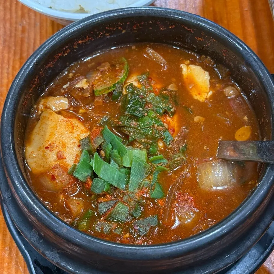 뚝배기에 보글보글 끓는 된장찌개