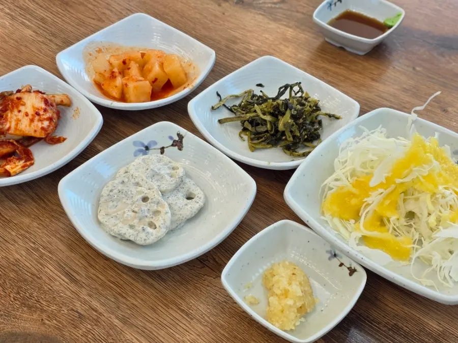 깍두기와 시래기 나물이 놓인 기본 반찬