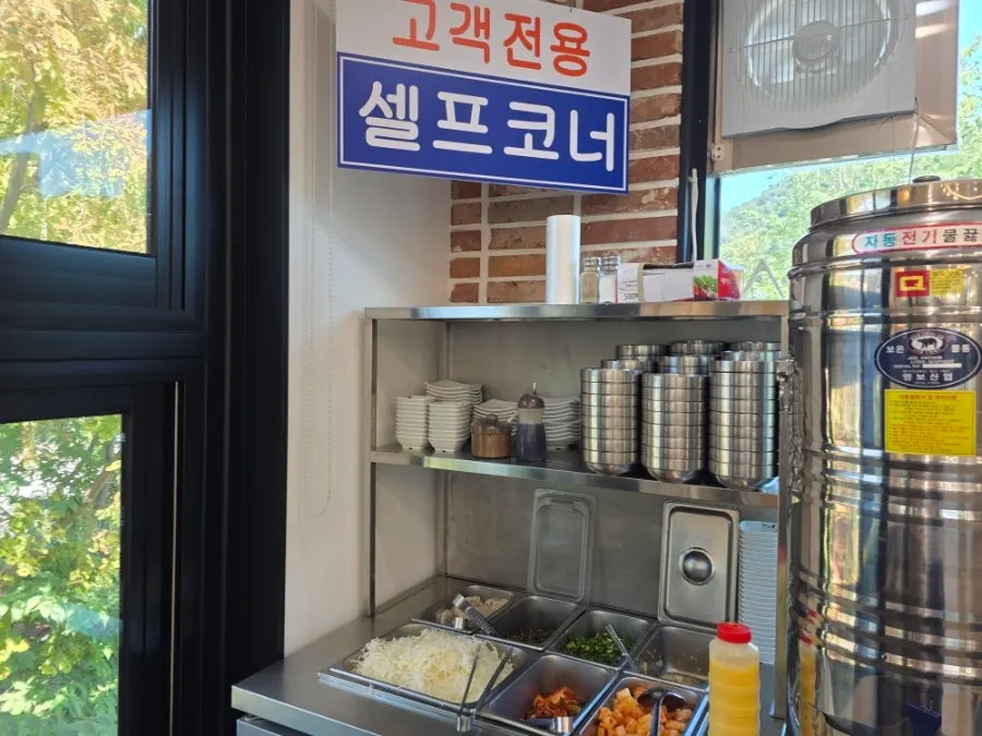 양배추 샐러드와 연근 등 정갈한 밑반찬