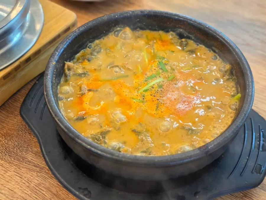 뚝배기에 끓고 있는 추어탕 한 그릇