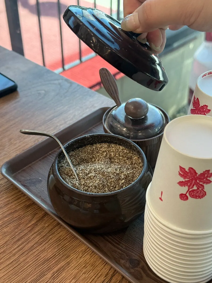 Table setting in preparation for the hot-pot rice