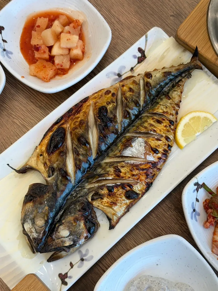 Full spread of ureong chueotang and grilled mackerel with hot-pot rice