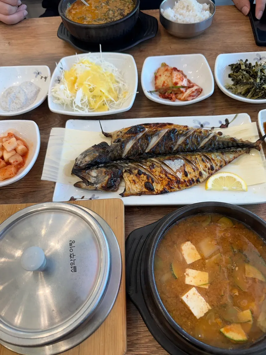 Ureong chueotang served with hot-pot rice