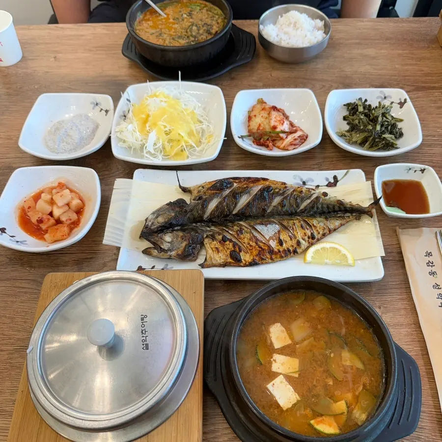 A spoonful of rice with ureong chueotang broth