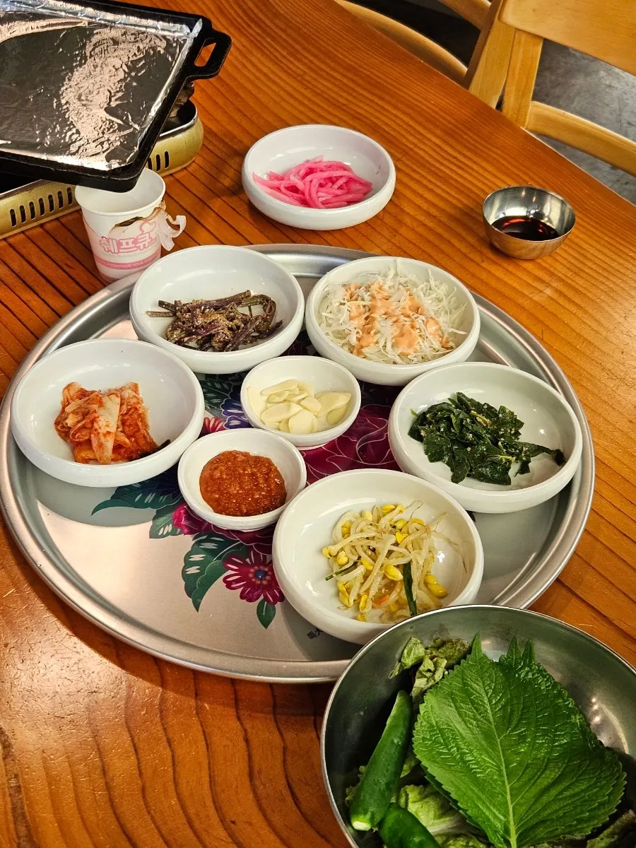 콩나물무침과 취나물무침 등 밑반찬 접시