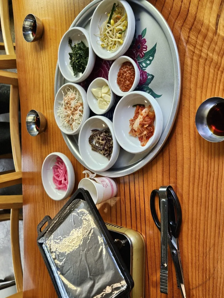 홀 중앙 셀프바의 반찬과 채소류