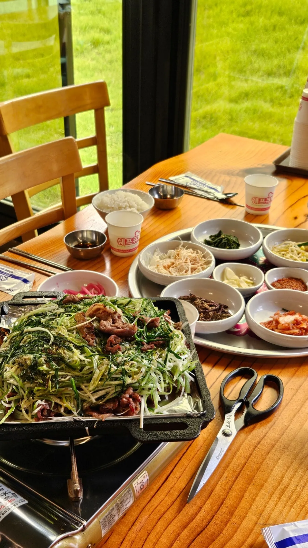 테라스 통창 앞에 놓인 연탄파전불고기 한상