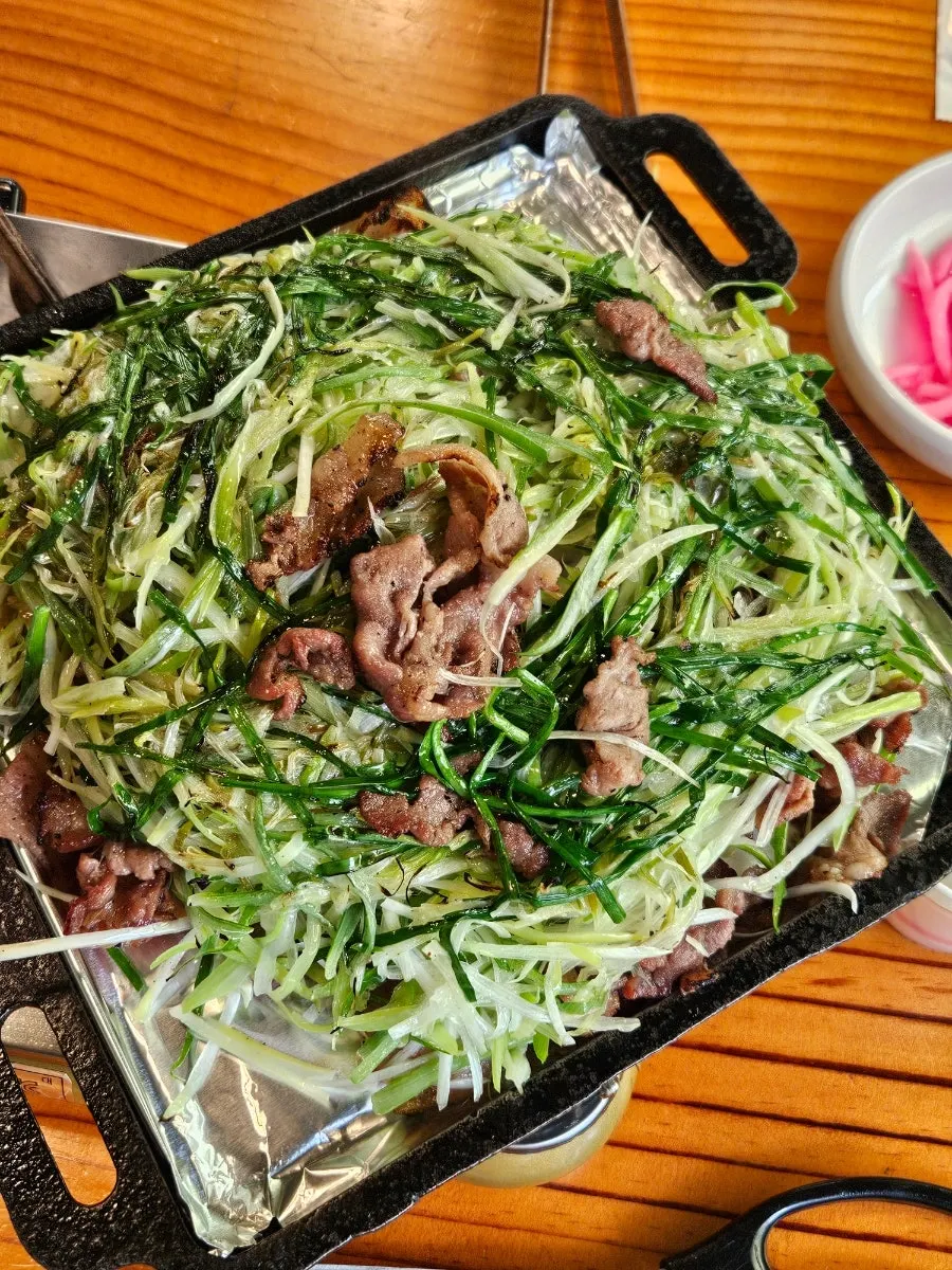 불향 입힌 연탄파전불고기 접시 근접 사진