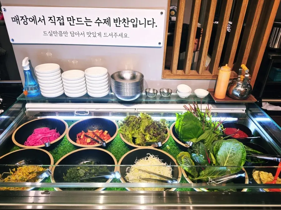 불향집 수제 기본 반찬 접시들