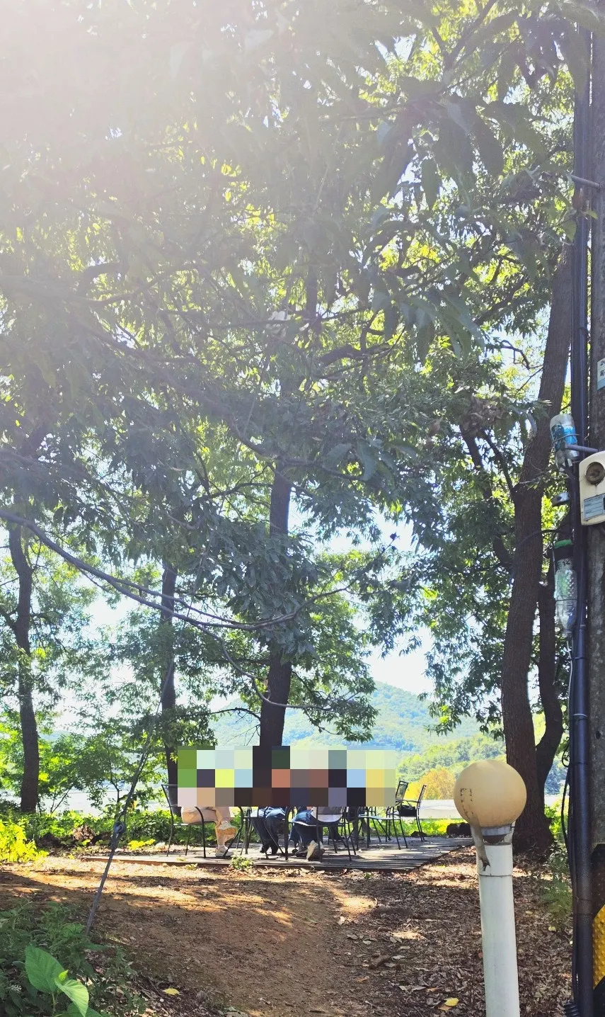 불향집 앞 커피타임용 야외 좌석