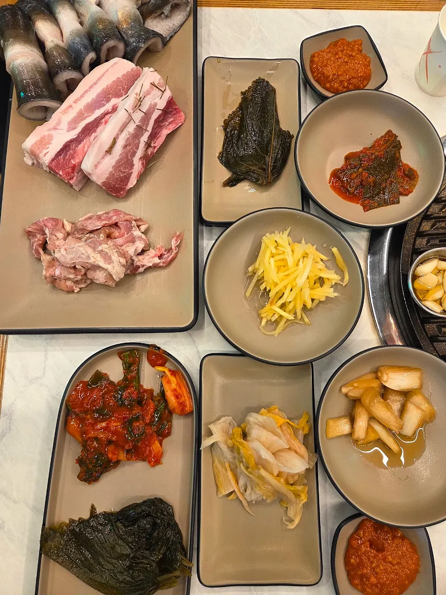 장어와 삼겹살, 닭목살이 함께 준비된 테이블