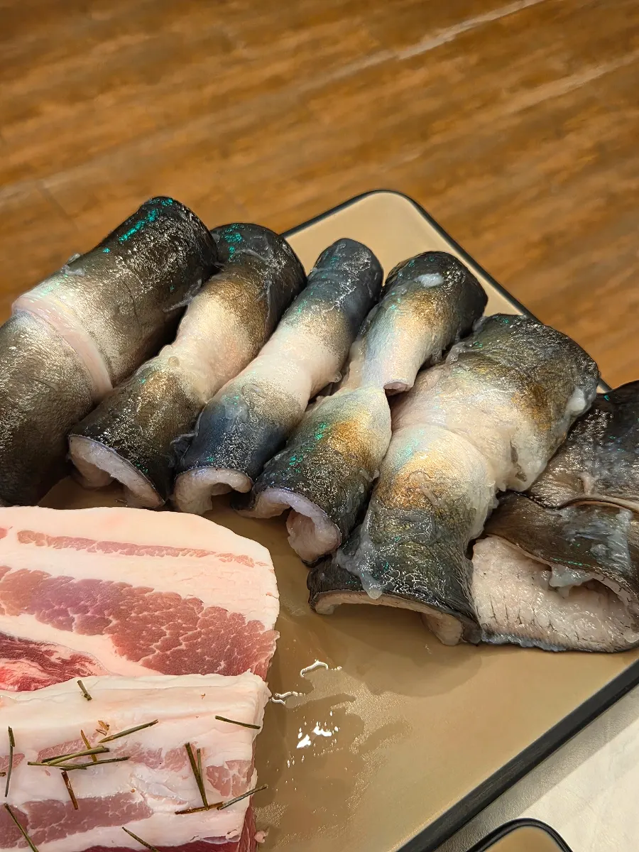 긴 그릇에 담겨 나온 장어와 삼겹살, 닭목살
