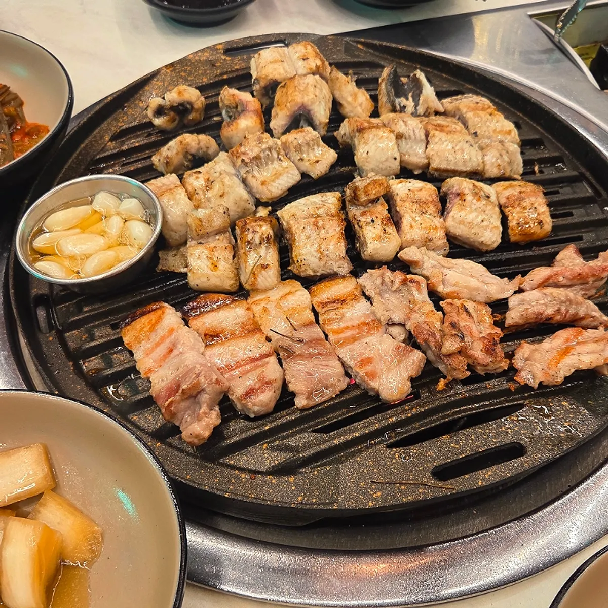 불판 위 장어와 옆쪽의 삼겹살, 닭목살