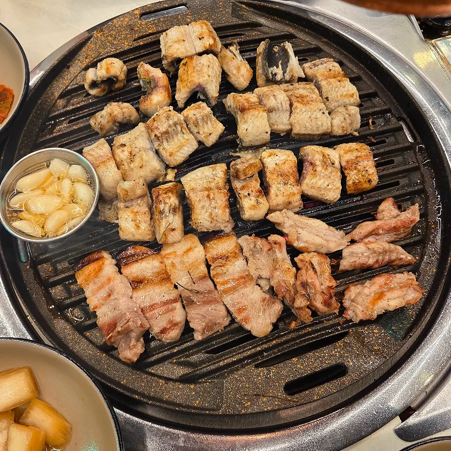 불판에서 노릇하게 익어가는 장어