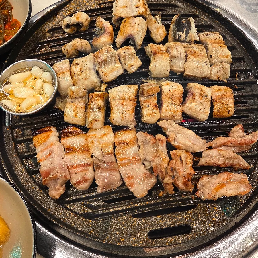 길쭉한 장어와 함께 구워지는 고기