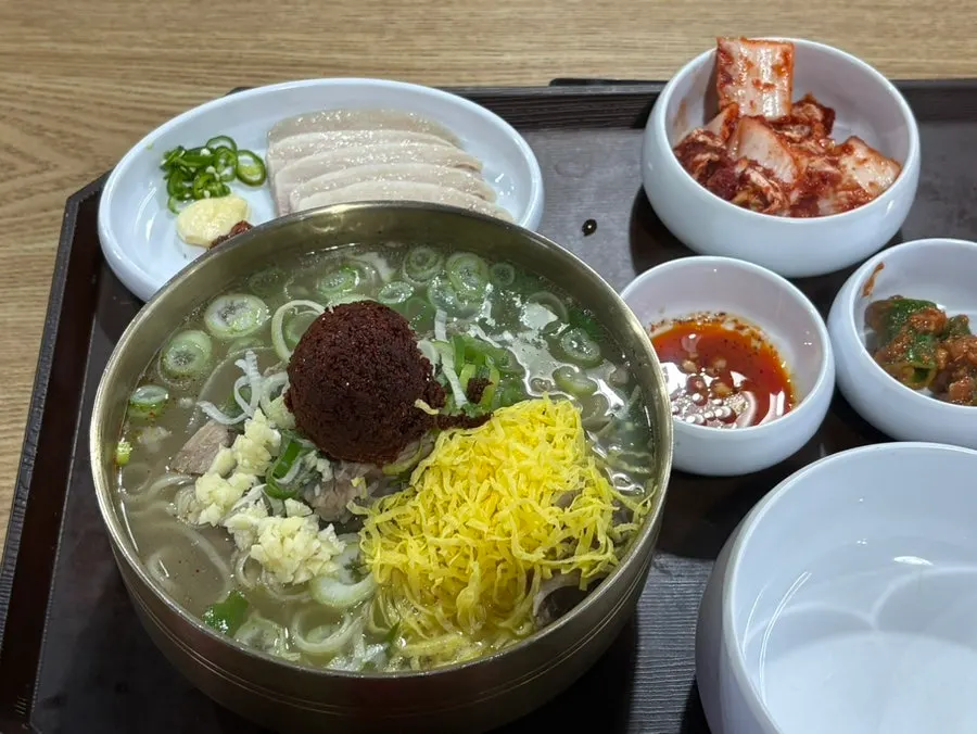 Seasoning paste placed on top of the kalguksu