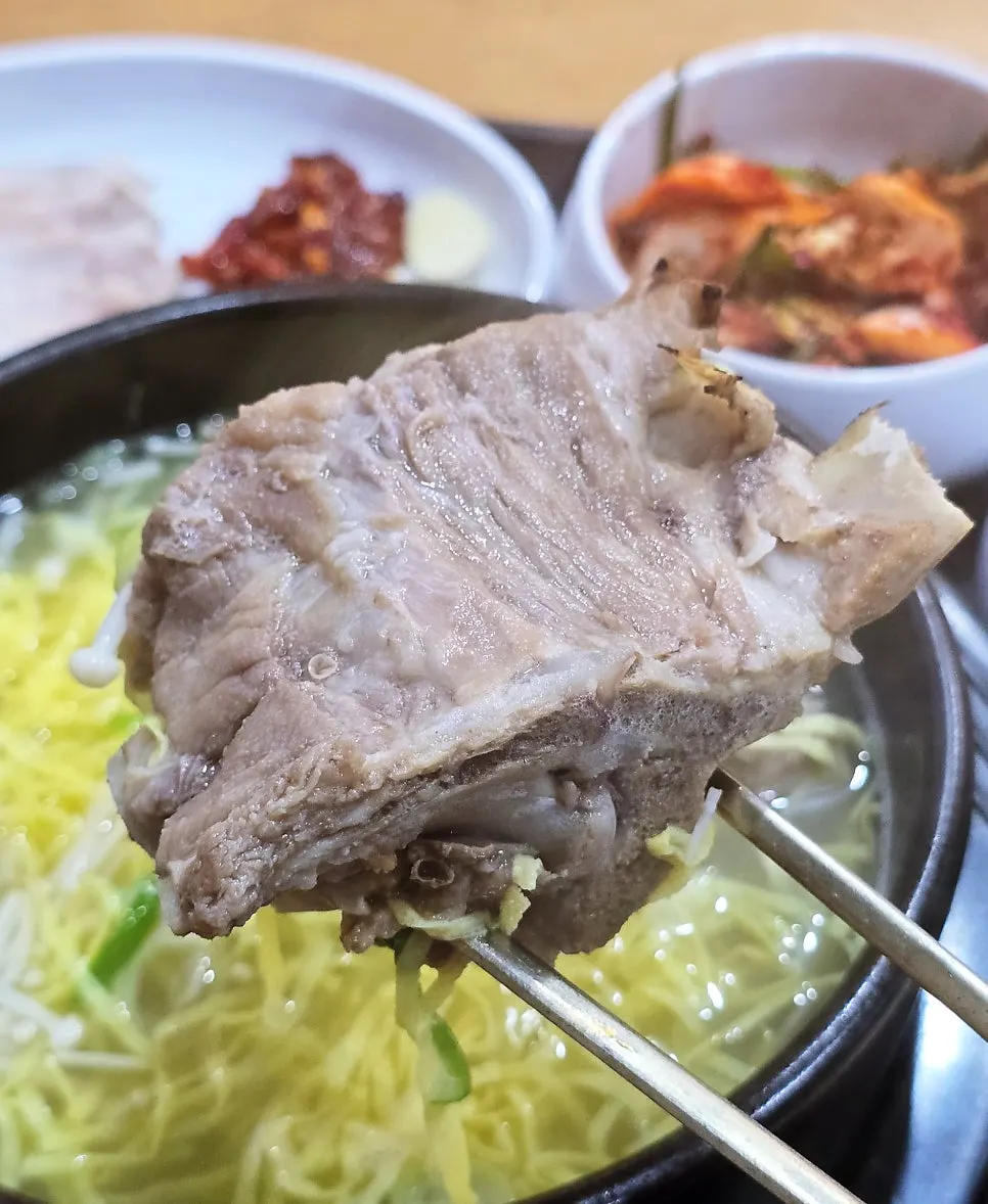 Gabrisal suyuk served with garlic and ssamjang