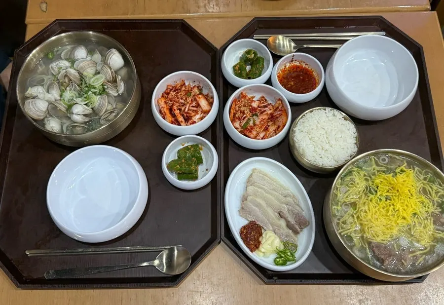 Table setting of bone kalguksu at Pyeongi Dambaek Siheung Premium Outlets