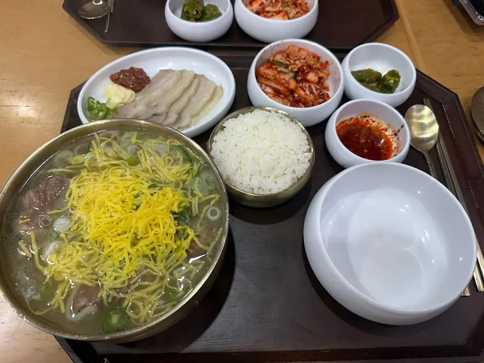 Table set with bone kalguksu and the suyuk set