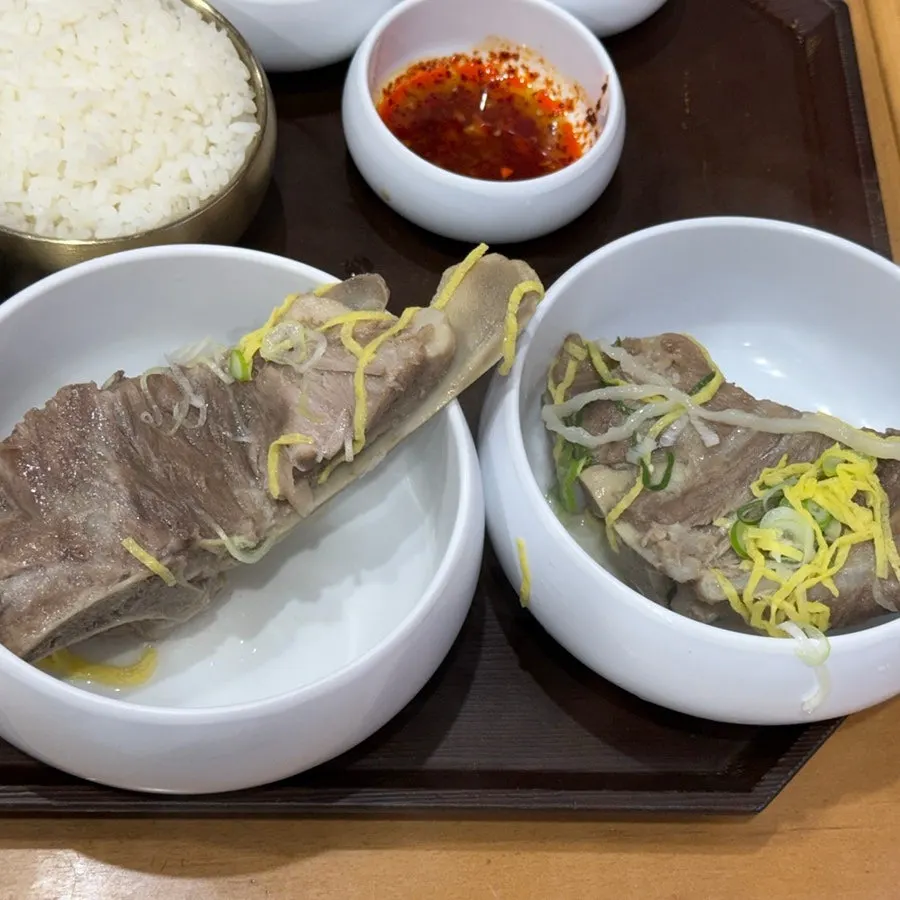 Bone with meat still attached alongside the special dipping sauce