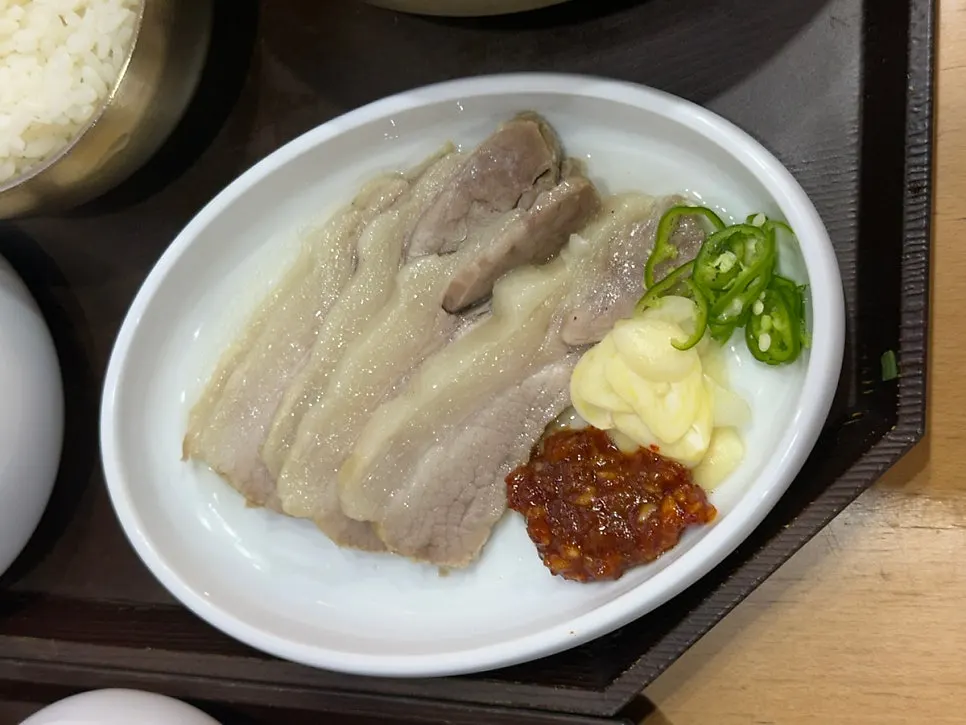A plate of thinly sliced pork jowl suyuk
