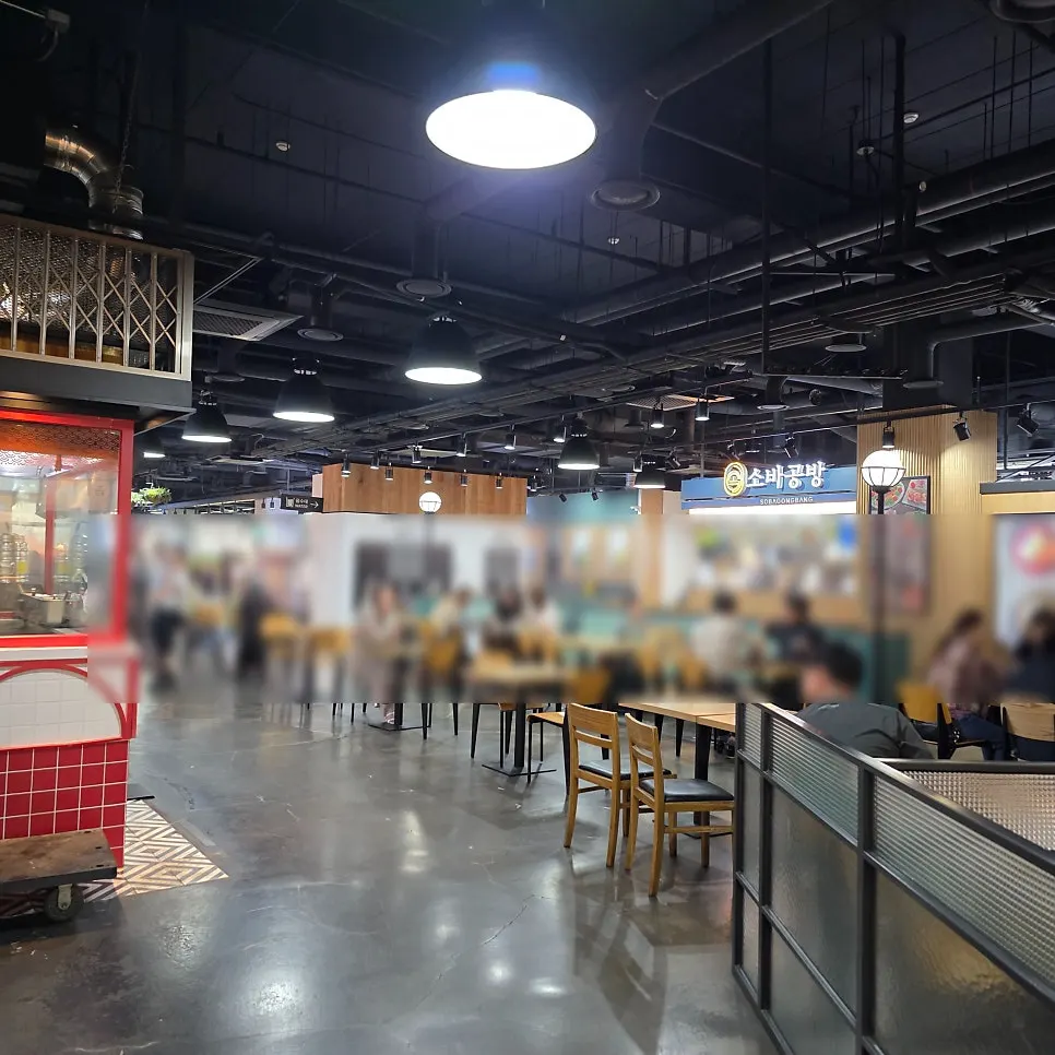 평이담백뼈칼국수 시흥프리미엄아울렛점 입구 모습