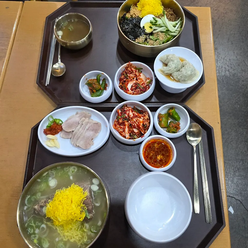 계란 지단 고명이 올라간 칼국수 세트 상차림