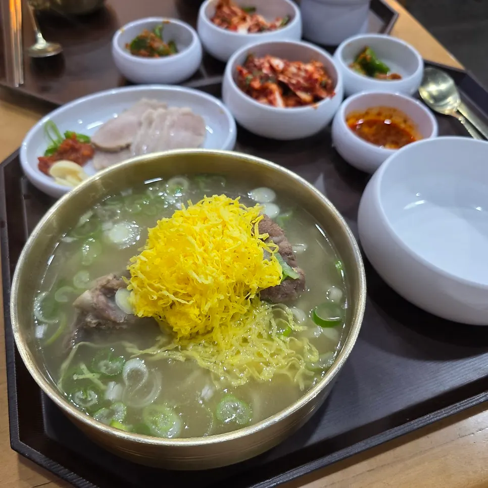 큼직한 뼈가 들어간 뼈칼국수 한 그릇