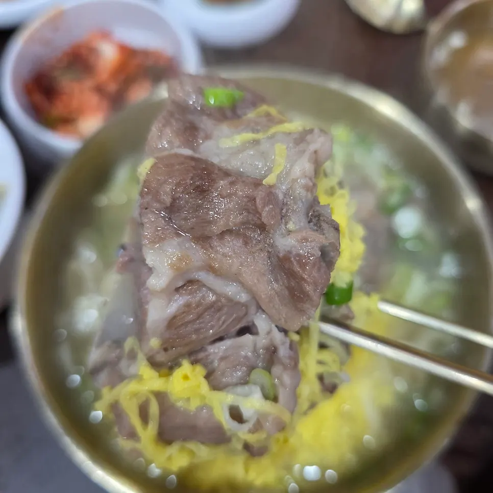 뼈칼국수 국물과 쫄깃한 면발