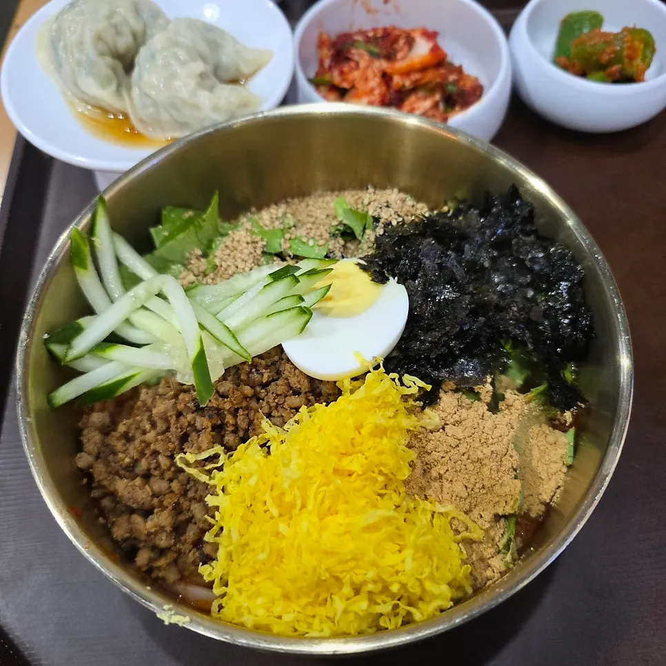 뼈칼국수 면을 건져 올린 모습
