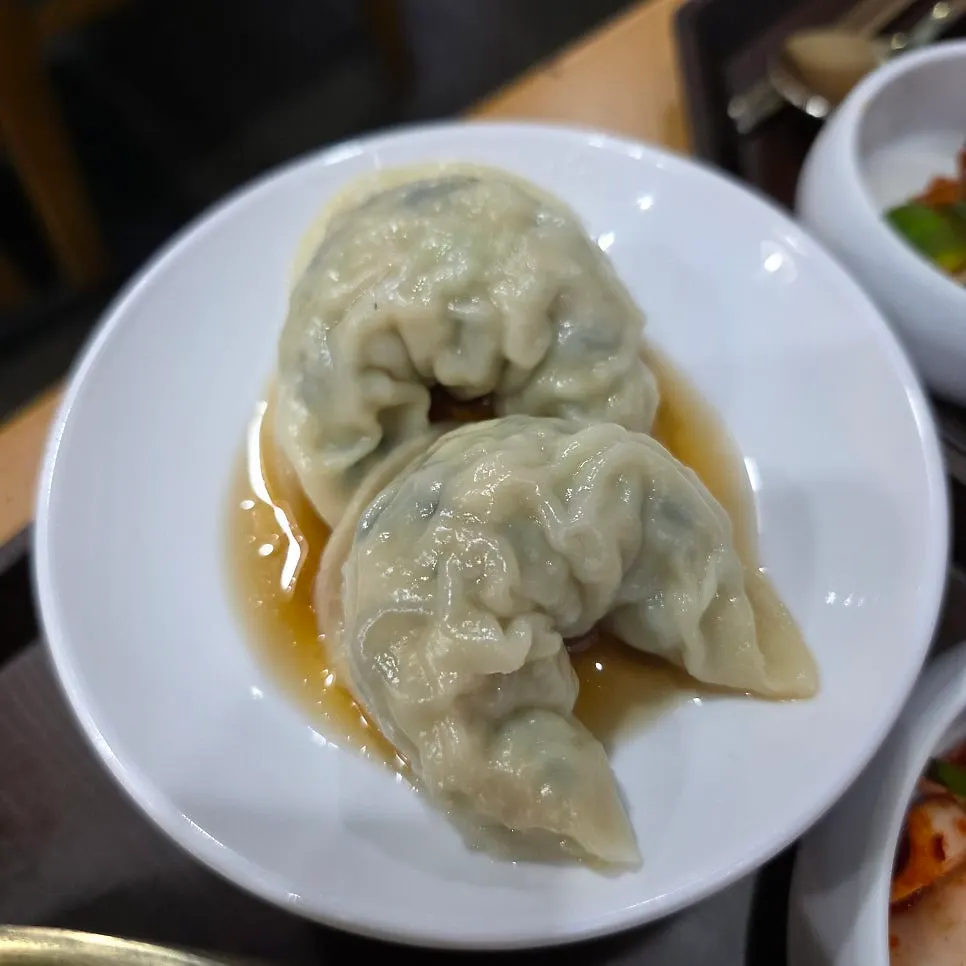 양념장과 야채가 올라간 비빔칼국수