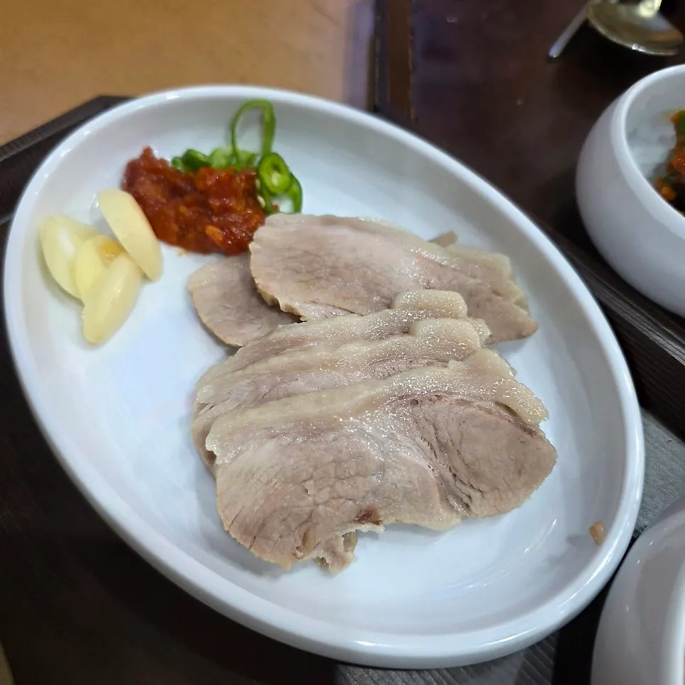 비빔칼국수를 비벼 놓은 모습