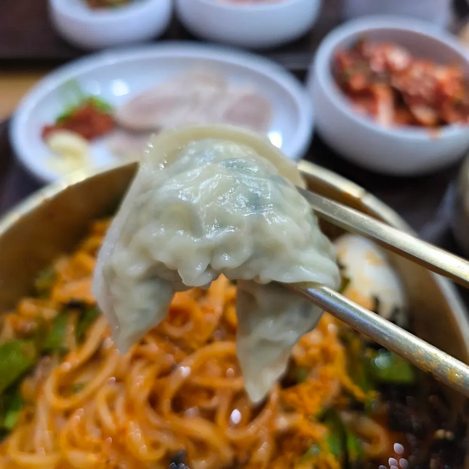 비빔칼국수 면을 들어 올린 장면