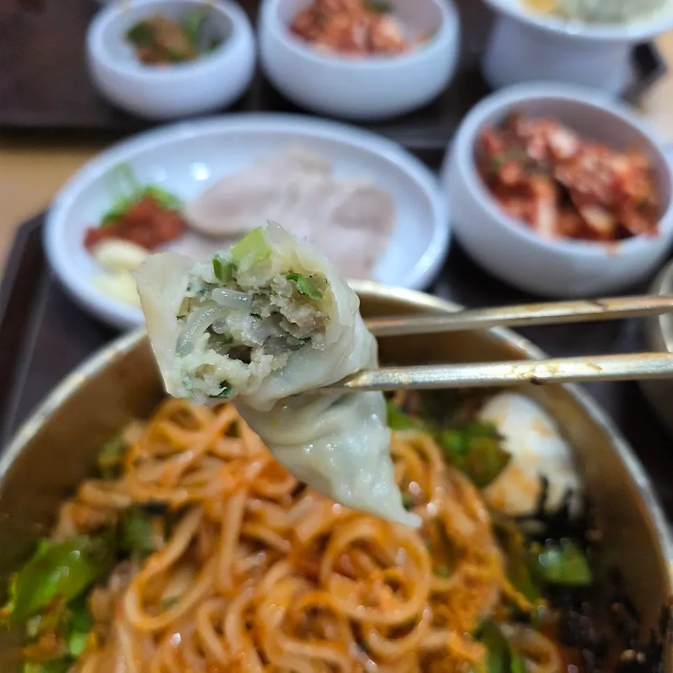 세트로 나온 고기만두 접시