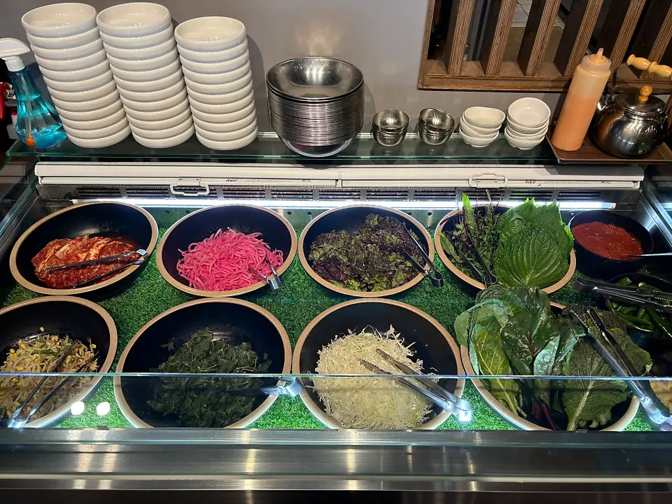 Self-service side dish bar at Bulhyangjip