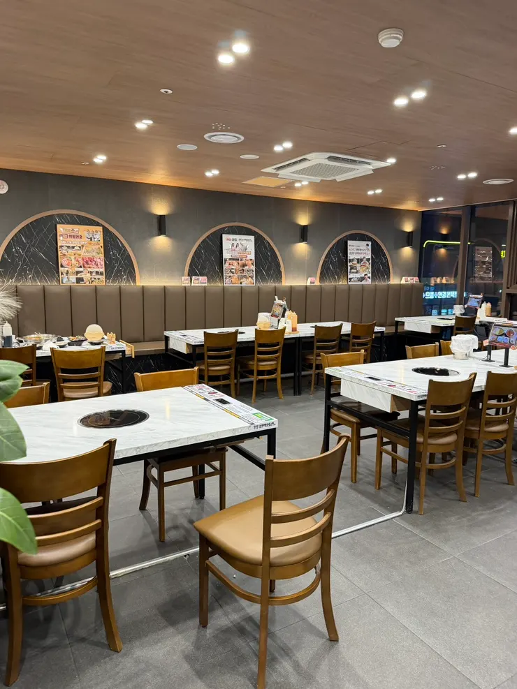 Spacious interior of Pyeonbaek Hoegwan Siheung Janggok Branch