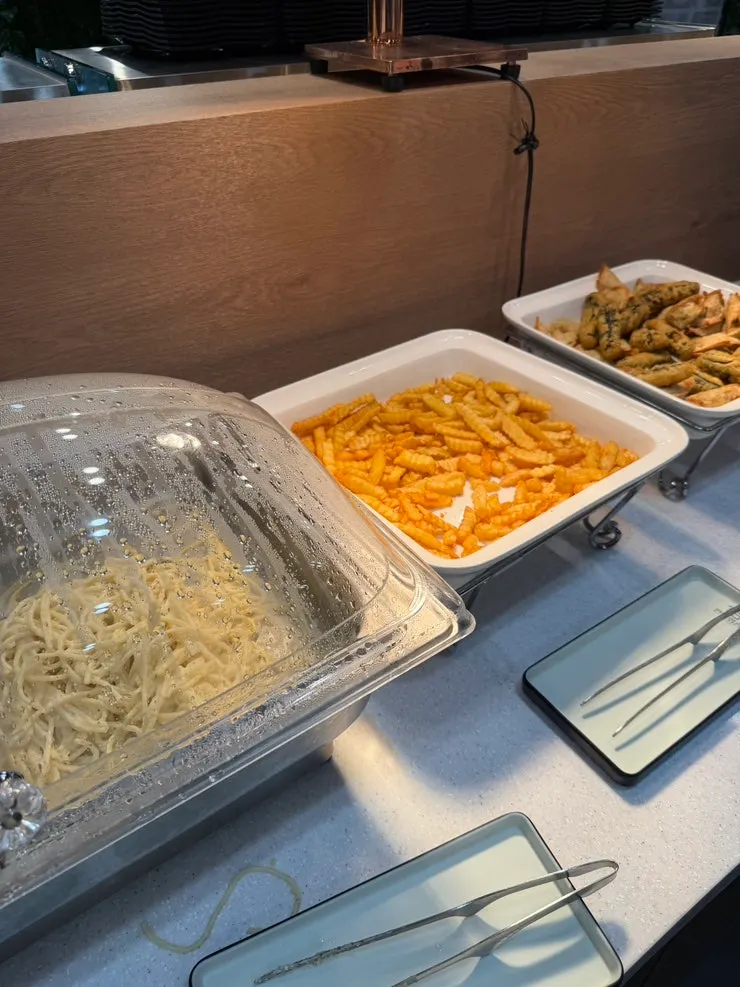 Food plated while waiting for steamed cypress dishes
