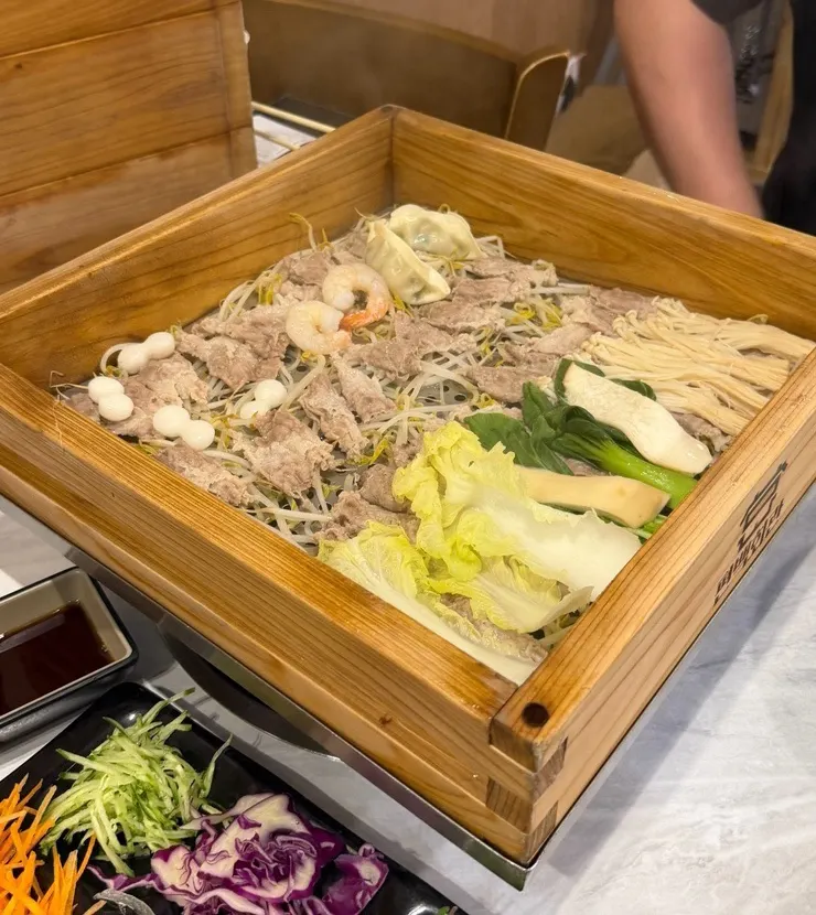 Steamed cypress dishes with the steamer lid opened