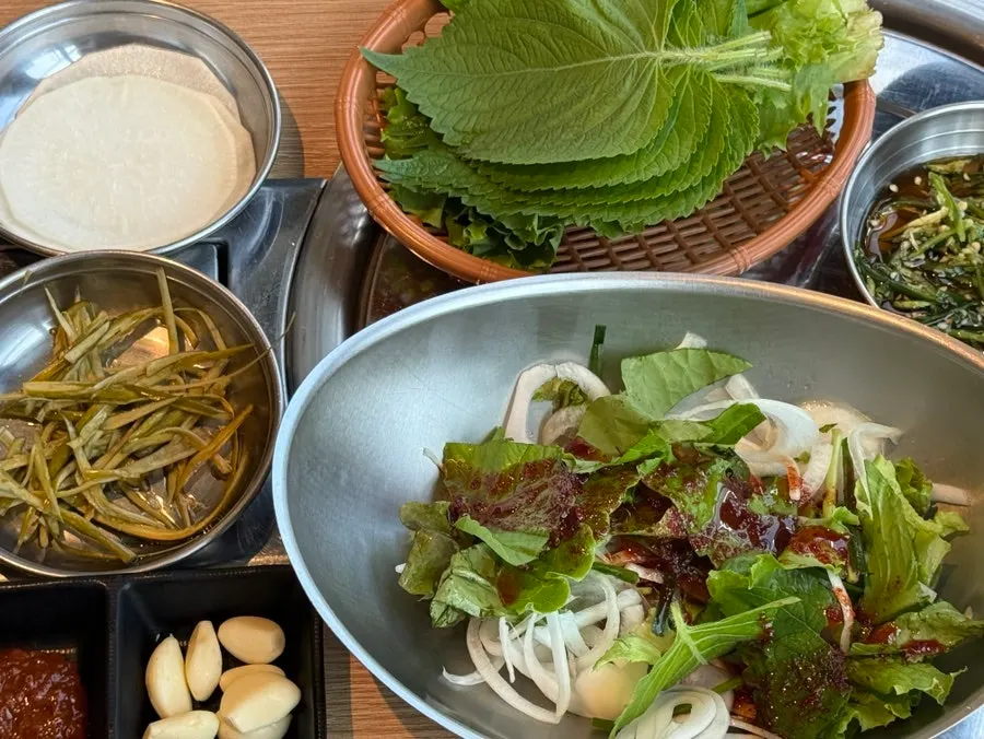 Side dishes and vegetables for marinated duck