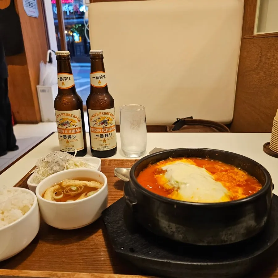 밥과 장국, 샐러드가 함께 나온 치즈나베 한 상